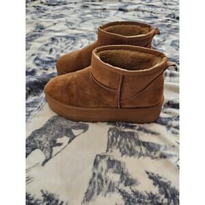 Mudd size 8 platform ankle suede boots- signs of wear